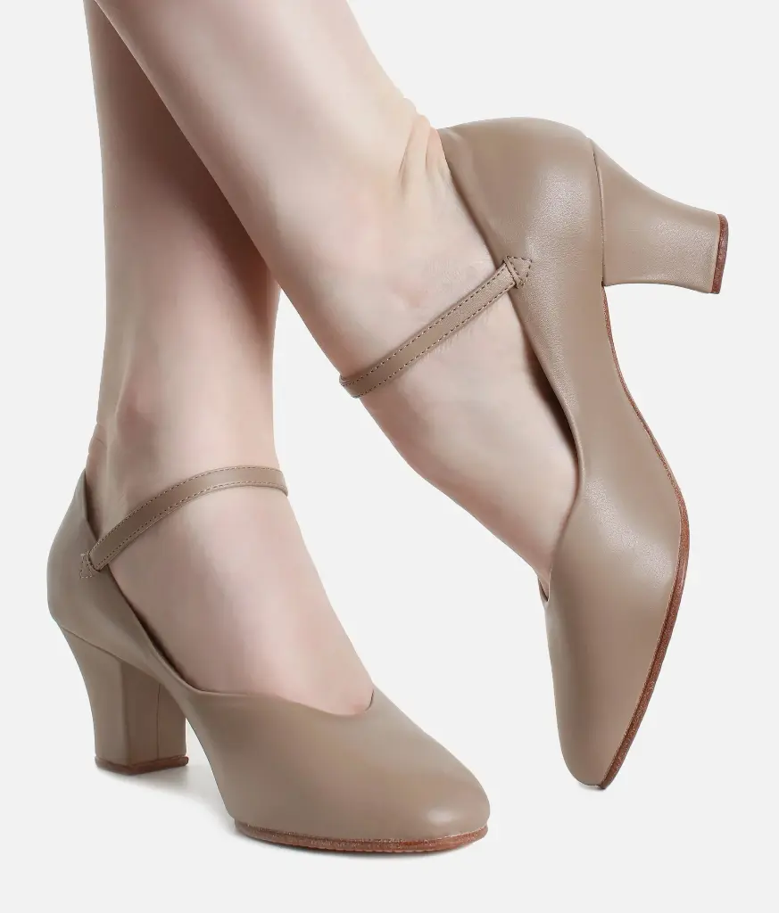 so-danca-ch52-tan-character-shoes-front-worn-crossed.webp